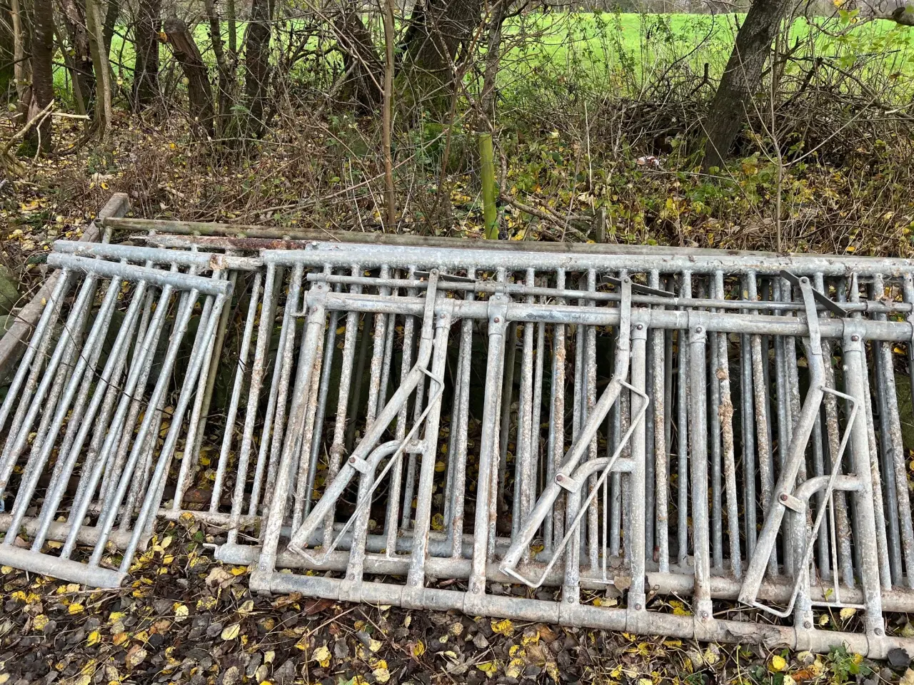 Billede 8 - Div staldinventar/fanggitre til løsdriftstald