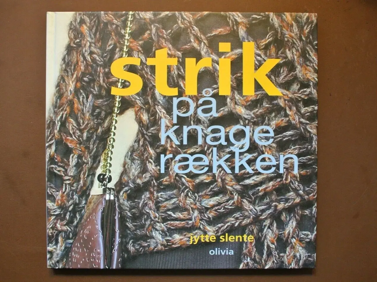 Billede 1 - strik på knagerækken, Af jytte slente, emne: hånda