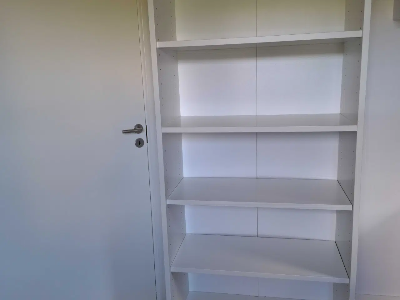 Billede 1 - Reol i hvid med hylder