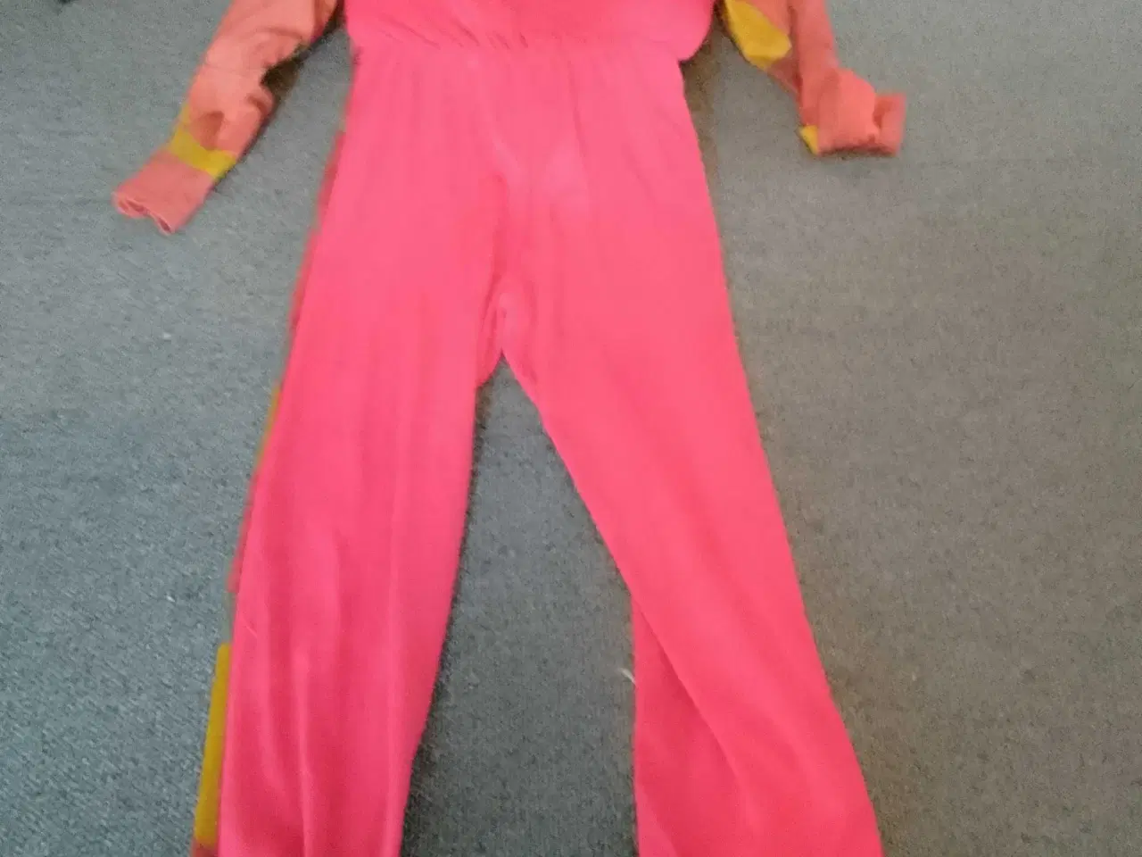 Billede 2 - iroman kostume  Med indbygget muskler  Str 128