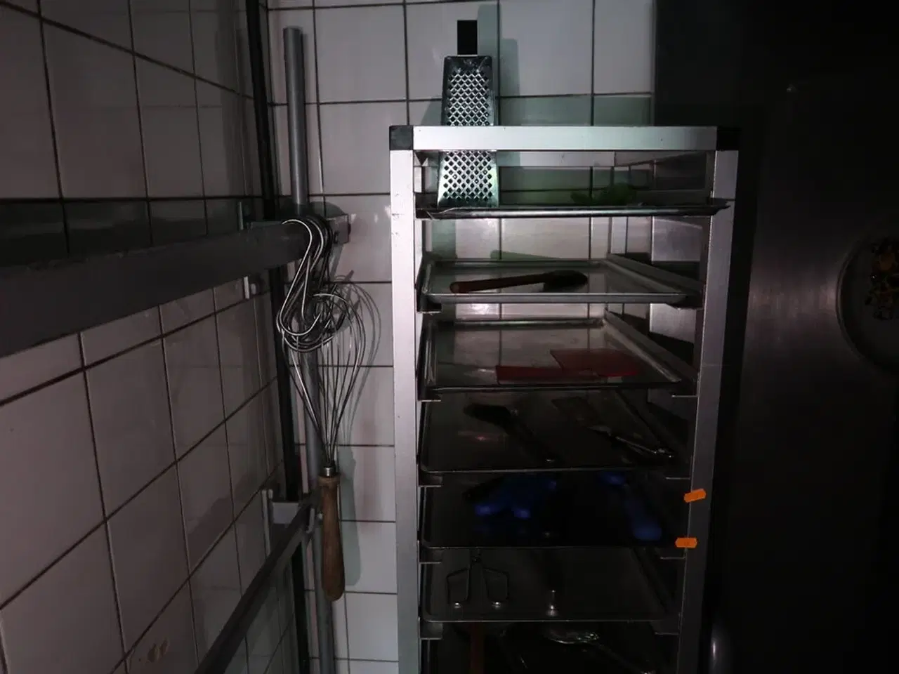 Billede 2 - Stikvogn med badeplader og div. Køkkenservice
