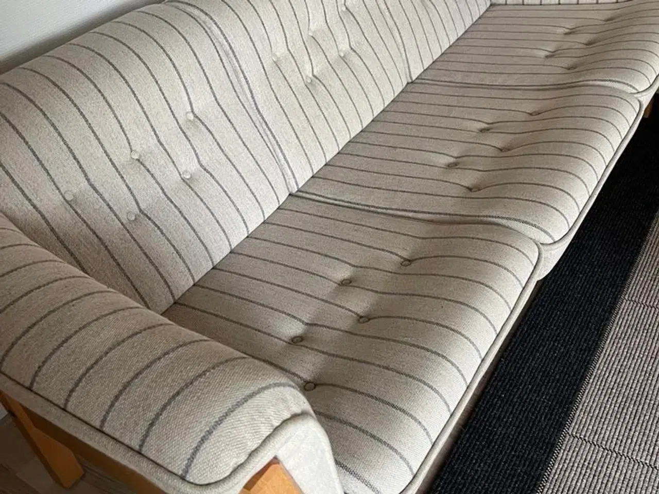 Billede 1 - Sofa i lyst uldstof med ben i bøg