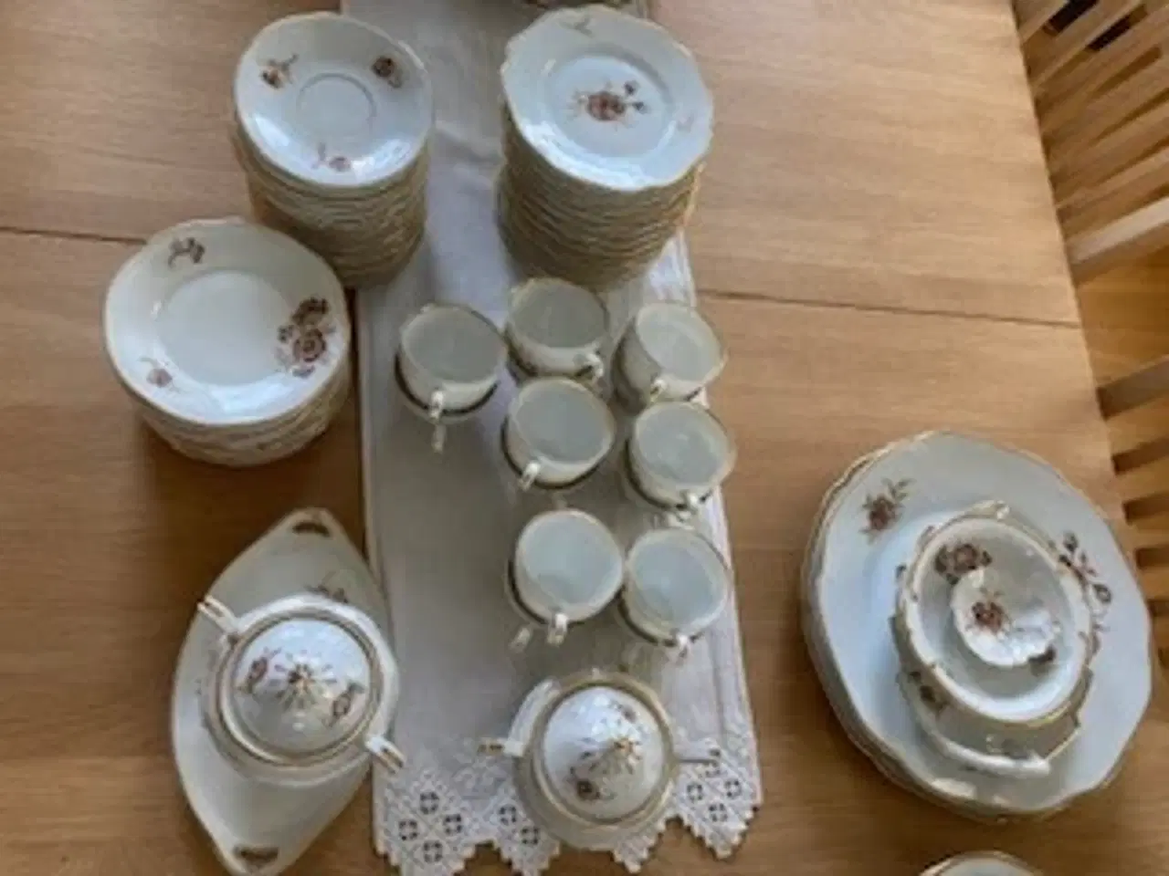 Billede 3 - spise og kaffestel håndmalet royal copenhagen