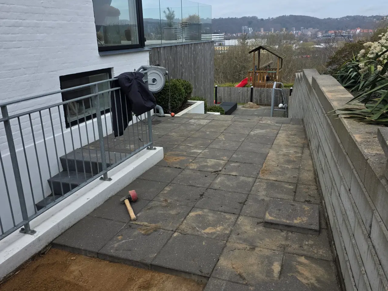 Billede 2 - Jeg udfører belægningsarbejde.