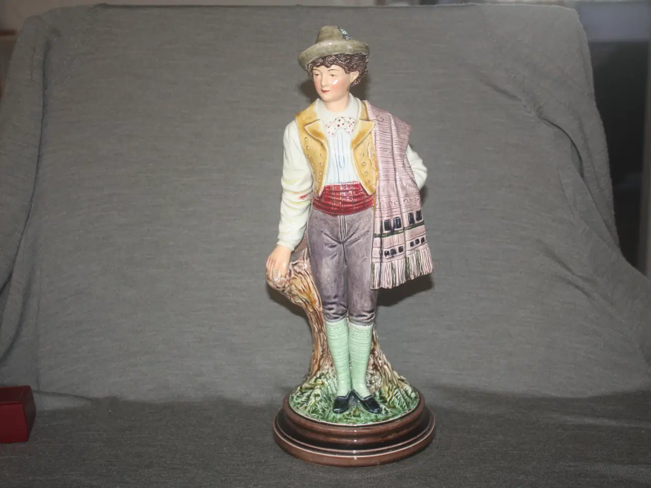Billede 1 - Antik Figur 33,5 cm med en vase på bagsiden
