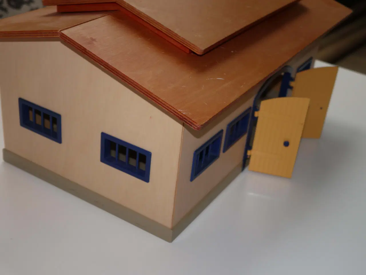 Billede 6 - Udgået Schleich stald (nr. 40165) brunlakeret tag