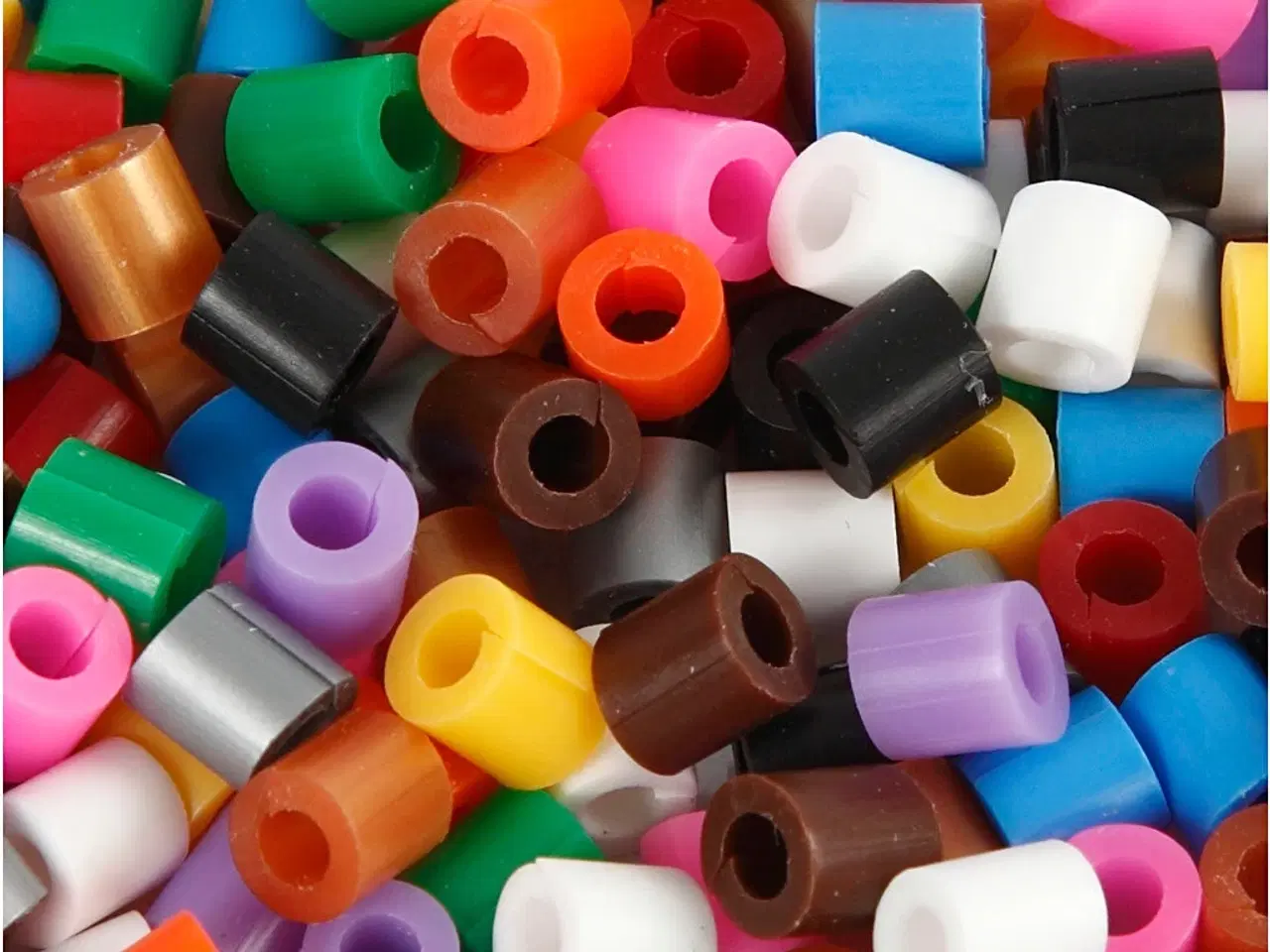 Billede 1 - Rørperler med split, str. 5x5 mm, hulstr. 2,5 mm, medium, standardfarver, 1100ass./ 1 pk.