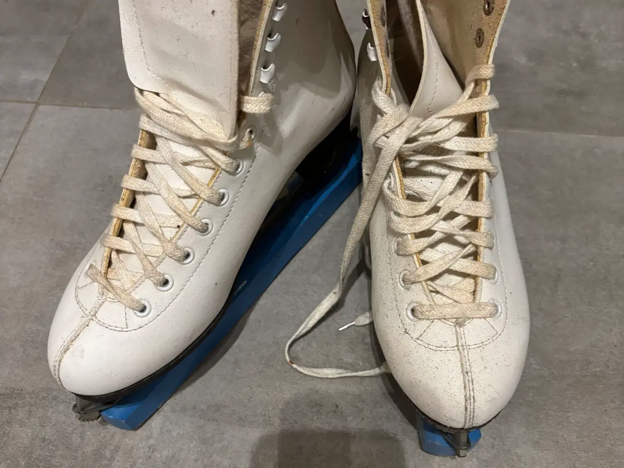 Billede 2 - Fine skøjter str 40 sælges