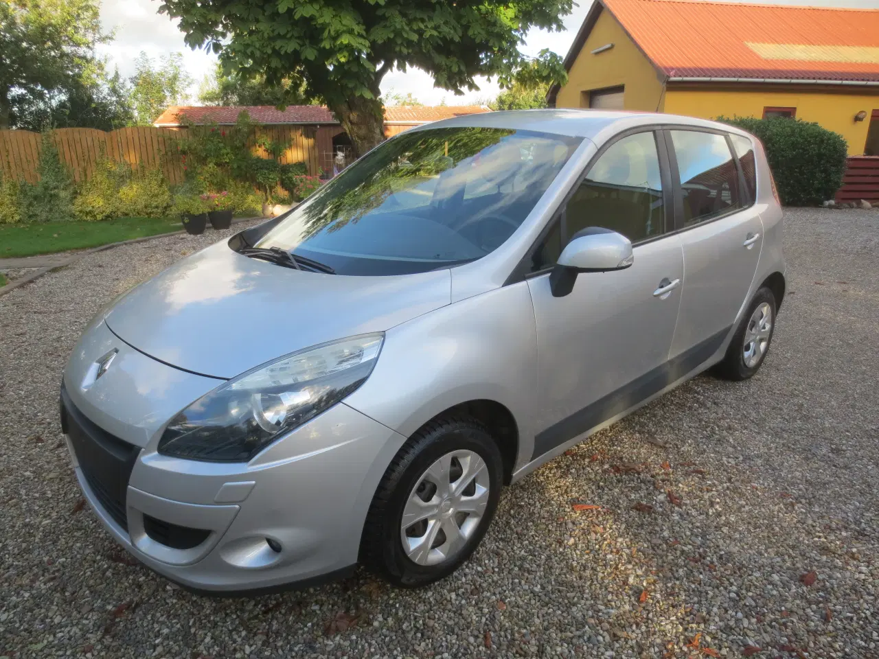 Billede 1 - Renault Scenic 1.6 i År 2010. Nysynet. 