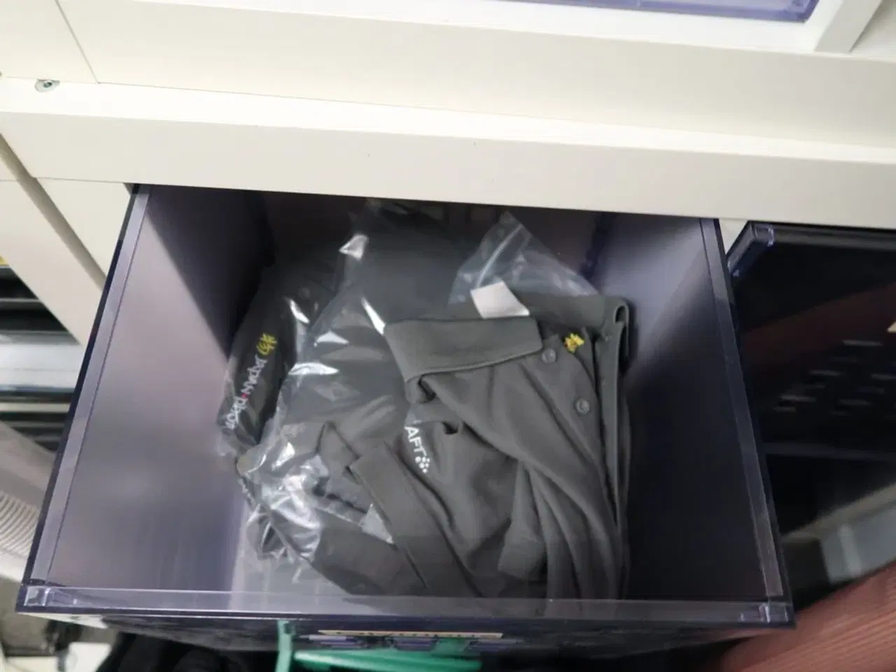 Billede 4 - Opbevaringsreol/skab med div. Arbejdstøj