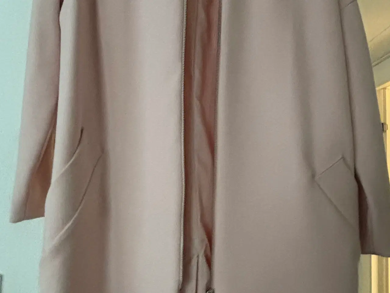 Billede 2 - Flot sart Rosa blazer fra HM ( ny )