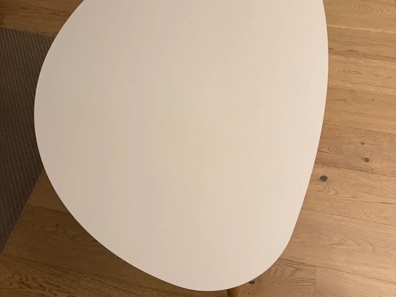 Billede 2 - Sofabord med hvid plade og træben