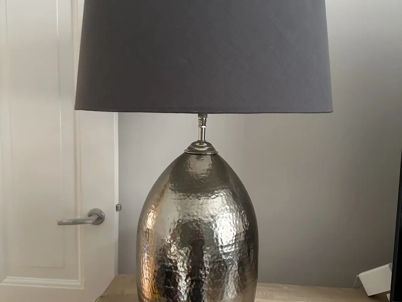 Billede 3 - Stor bordlampe i hammerslået metal.