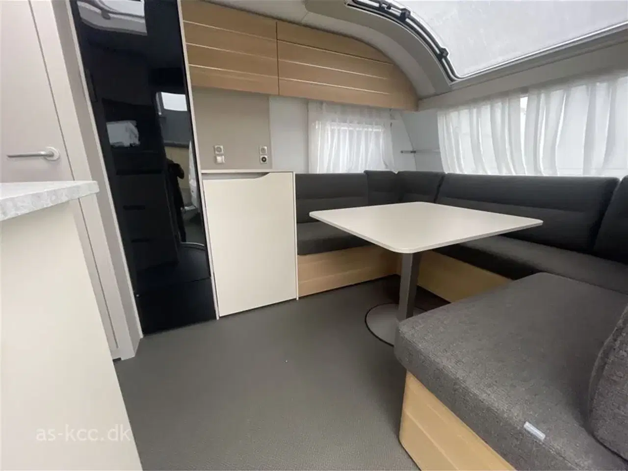 Billede 3 - 2022 - Adria Adora 593 UP ALDE Adria Adora 593 UP med Alde Centralvarme. 4 sovepladser, 5 siddepladser. Topmadras, DuoControl, Kantsyet tæpper.