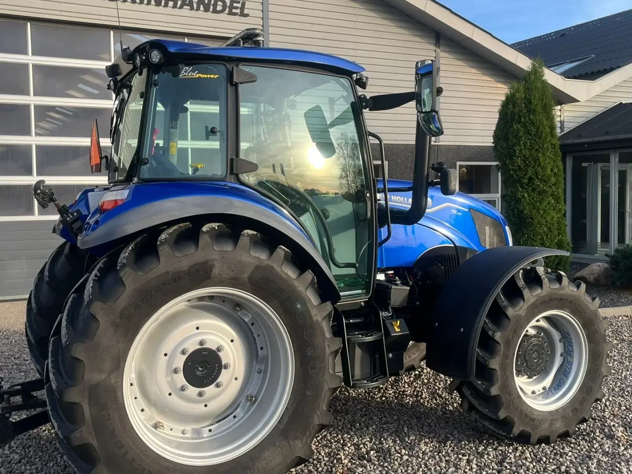 Billede 17 - New Holland T5.100 Blue Power udstyrs model, med brede hjul, frontlift og ekstra lys.