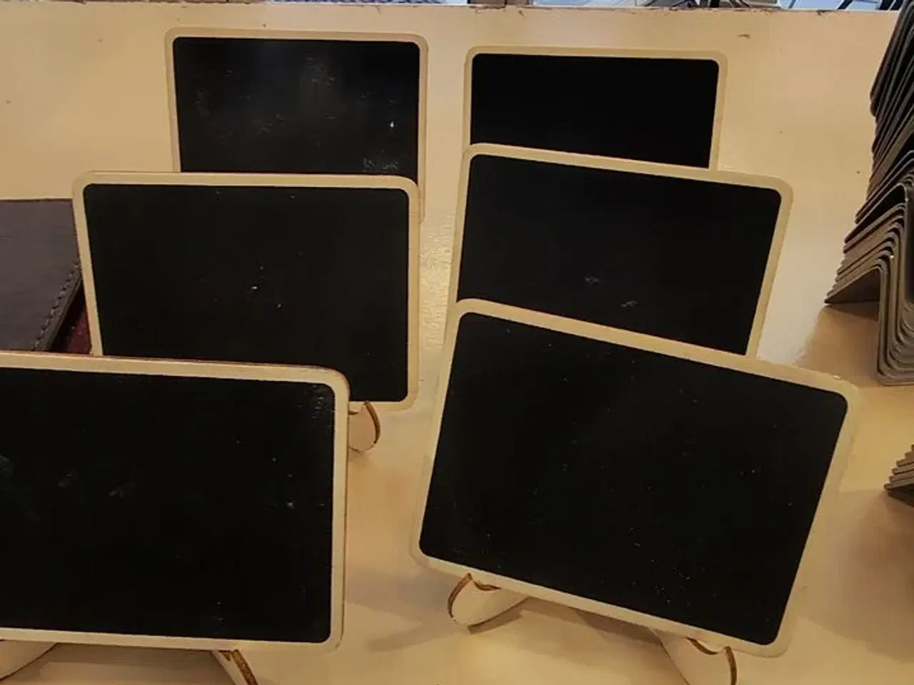 Billede 3 - Bordskilte mv.