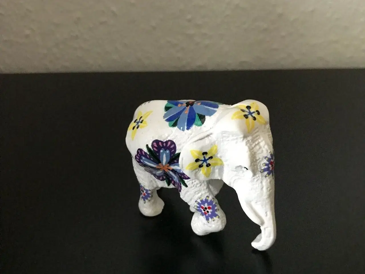 Billede 1 - Elefant i hvid med blå og gule håndmalet blomster