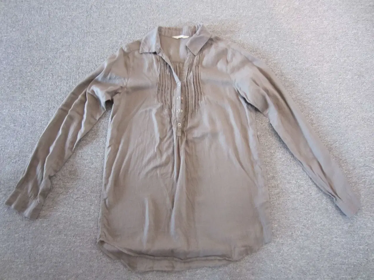 Billede 1 - Fin Skjorte i lys brun fra H&M i str 170