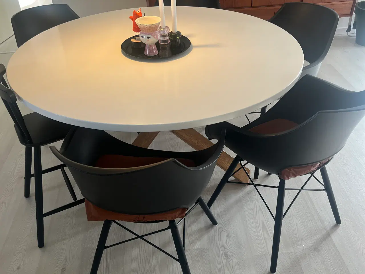 Billede 1 - Rundt spisebord med 6 ens stole