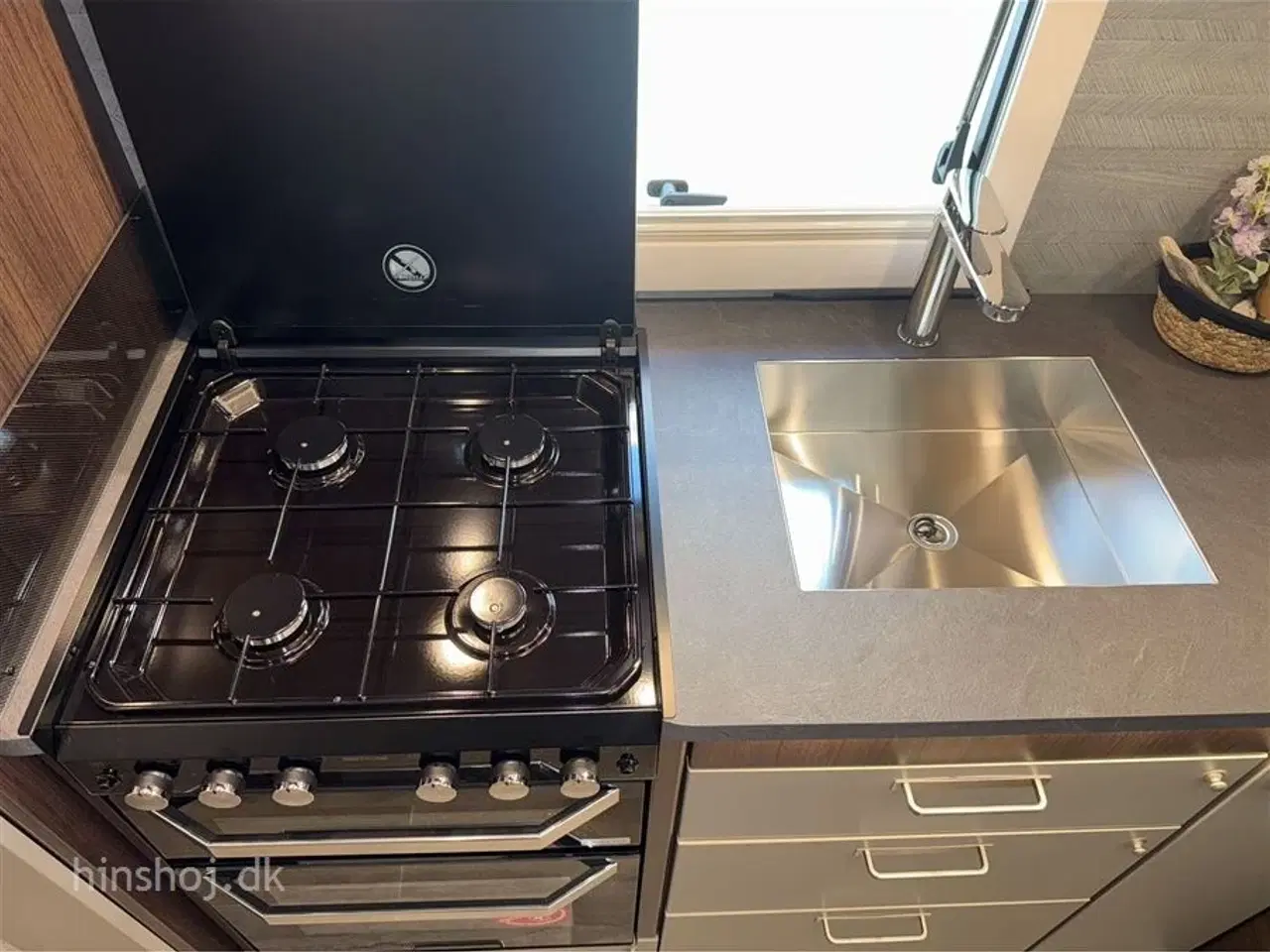Billede 11 - 2026 - Polar Blueline 620 BQD   Luksus Polar vintervogn med en dejlig fritstående dobbeltseng fra Hinshøj Caravan
