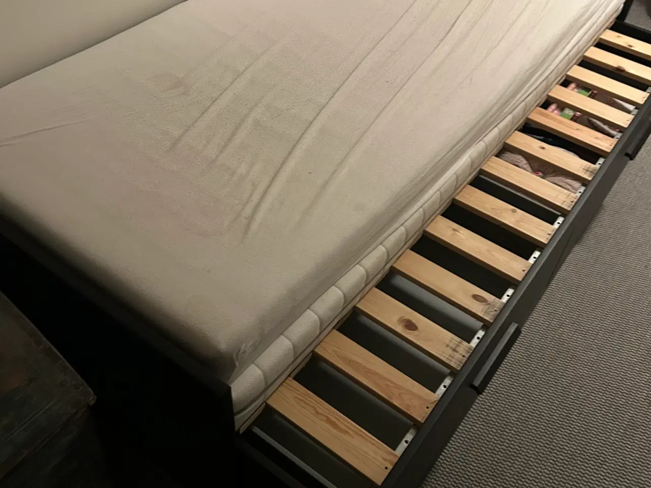 Billede 3 - Ikea udtræksseng i sort