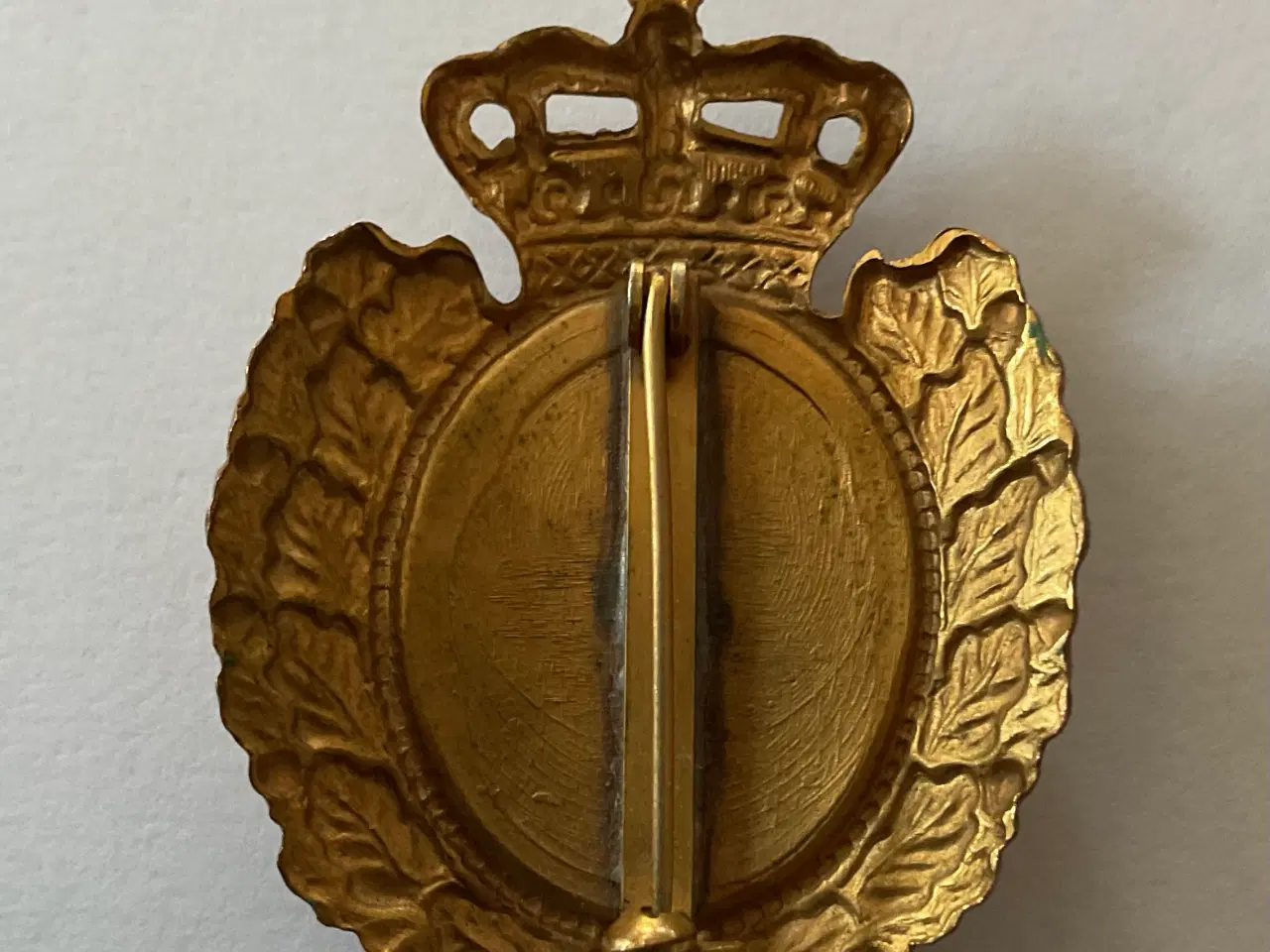 Billede 2 - Politi kasketmærke i forgyldt emalje