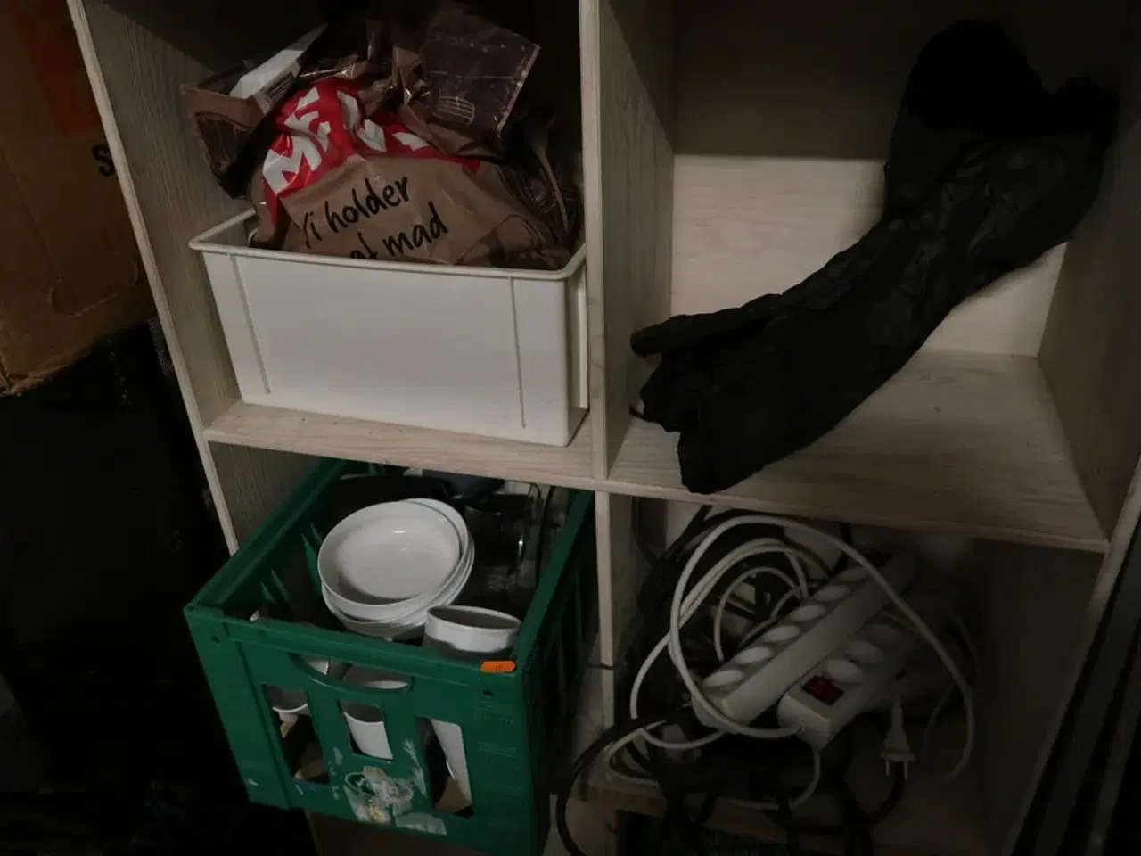 Billede 2 - 2 stk. reoler med forlængerledninger, trækvogn m.m.