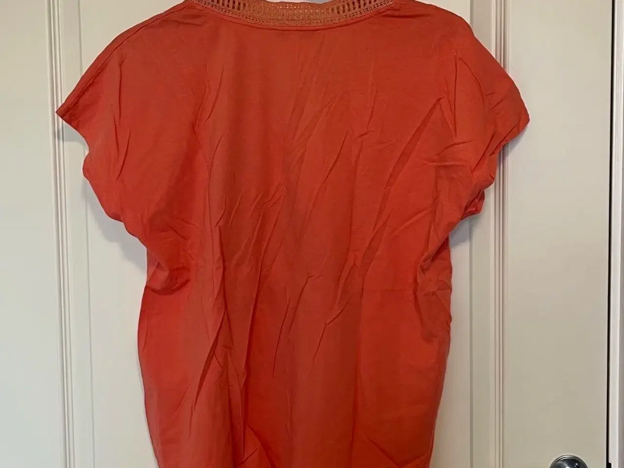 Billede 2 - Koralfarvet t-shirt fra Garcia