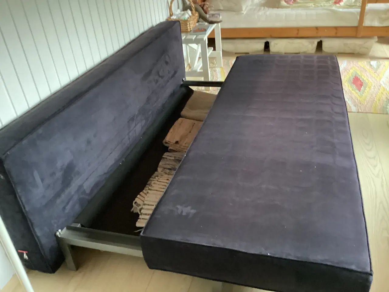 Billede 4 - Sort sovesofa 140x200 udslået
