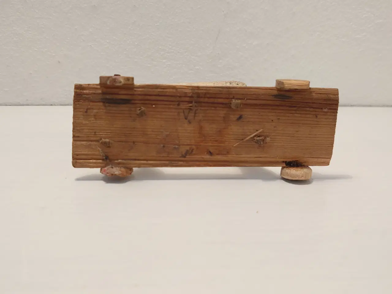 Billede 3 - Gammel træhest på hjulbræt. L 10,5cm og H 13cm.