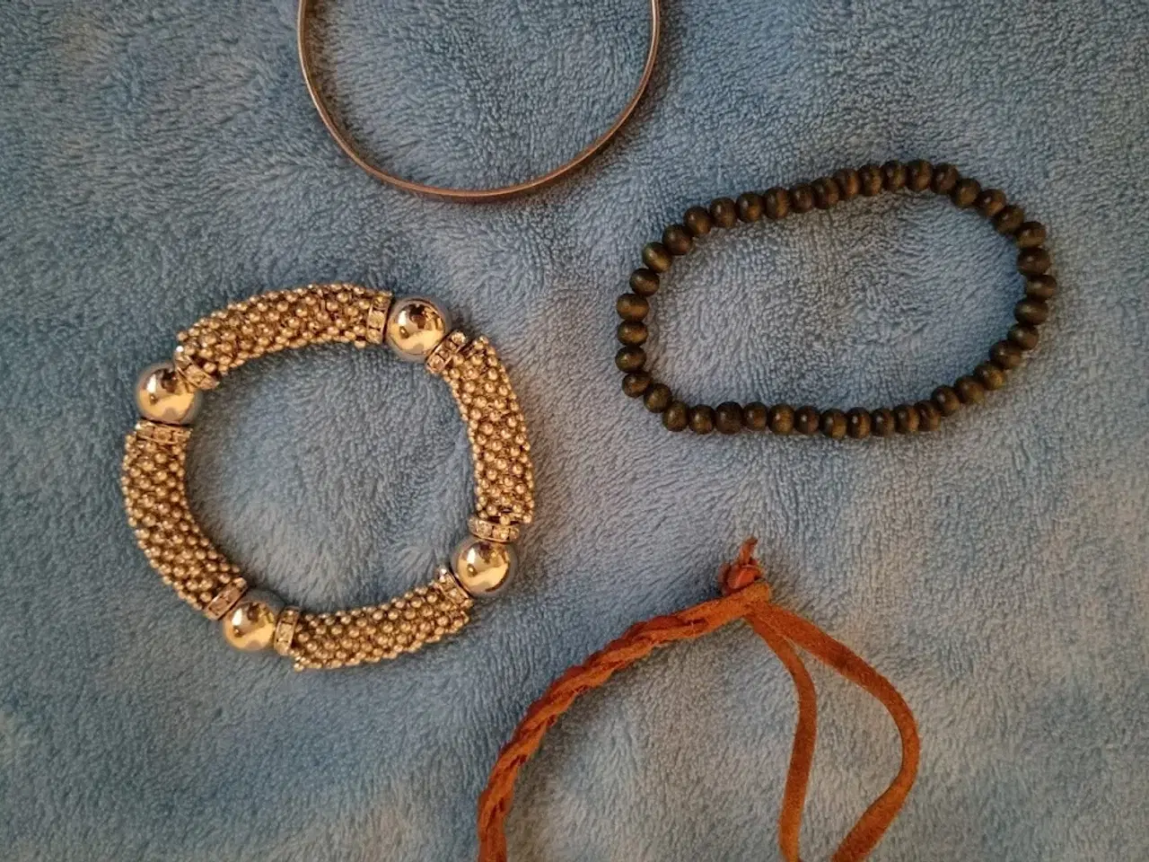 Billede 12 - Plastboks med diverse smykker fra Simili & Pilgrim