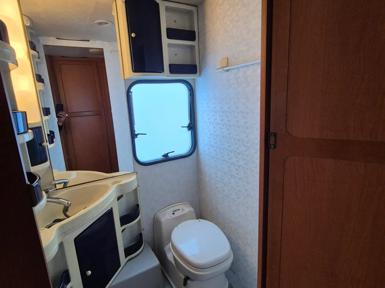 Billede 4 - Stor campingvogn, standby telt og vinter fortelt