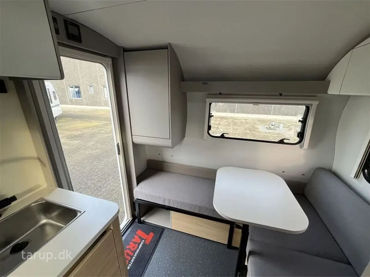 Billede 15 - 2026 - Adria Action 391 PD   Tværstillet dobbeltseng, L-siddegruppe, LED-kanallys, TV-holder,  alufælge, panorama-vindue, stort køleskab, el-gulv-varme, Truma Combi 4