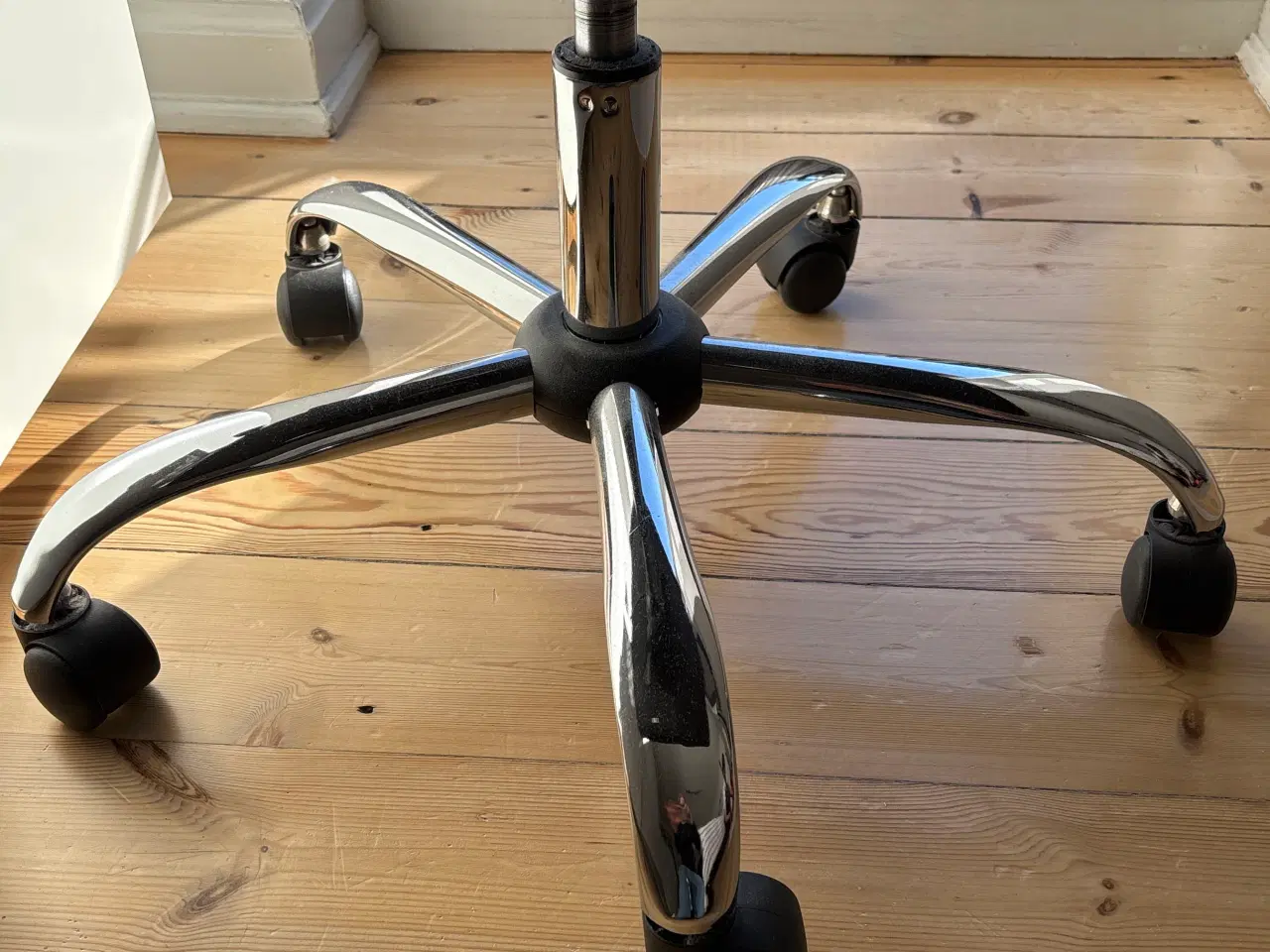 Billede 3 - Kontorstol m. hjul