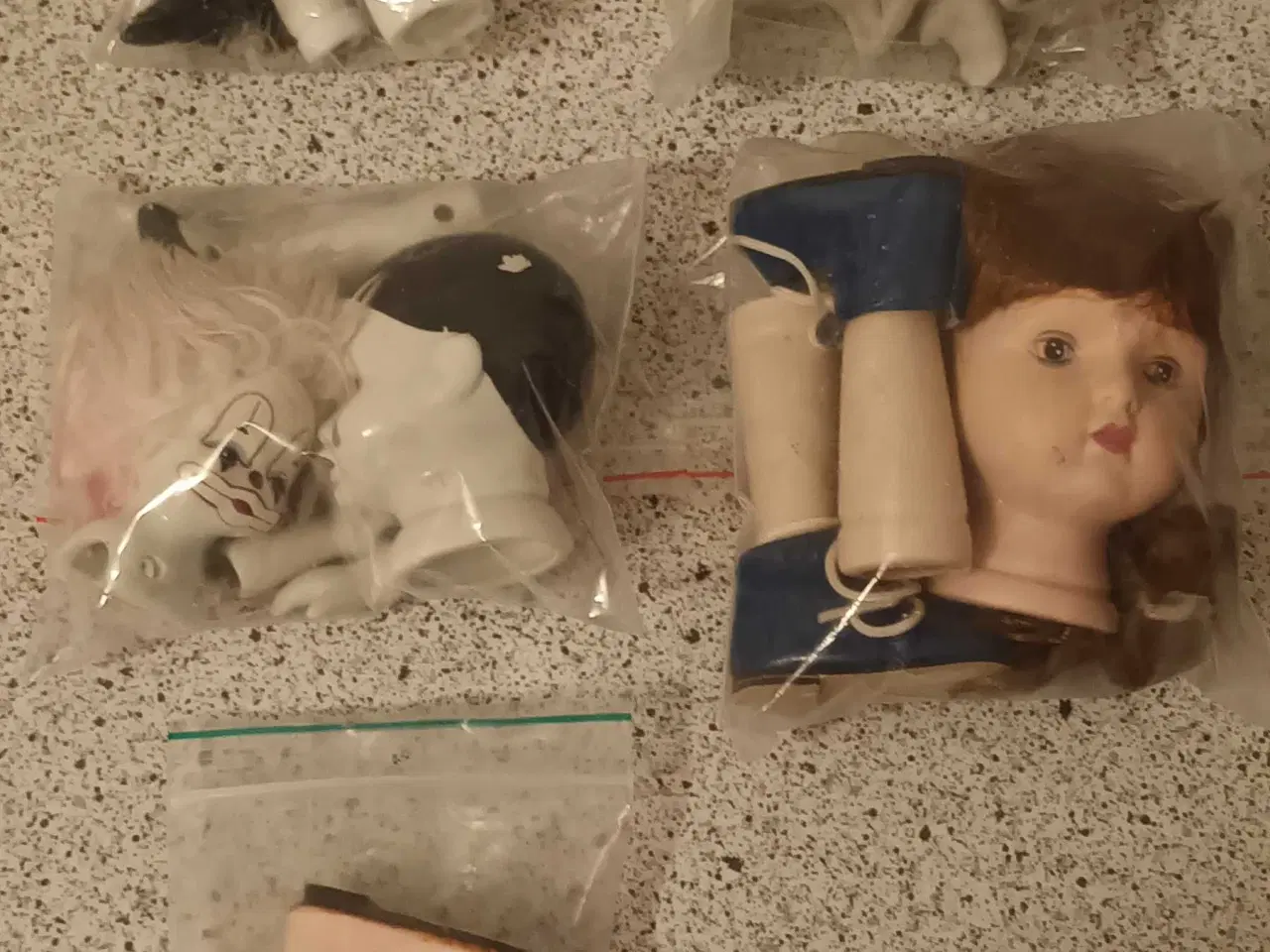 Billede 1 - Porcelæns dele til dukker 