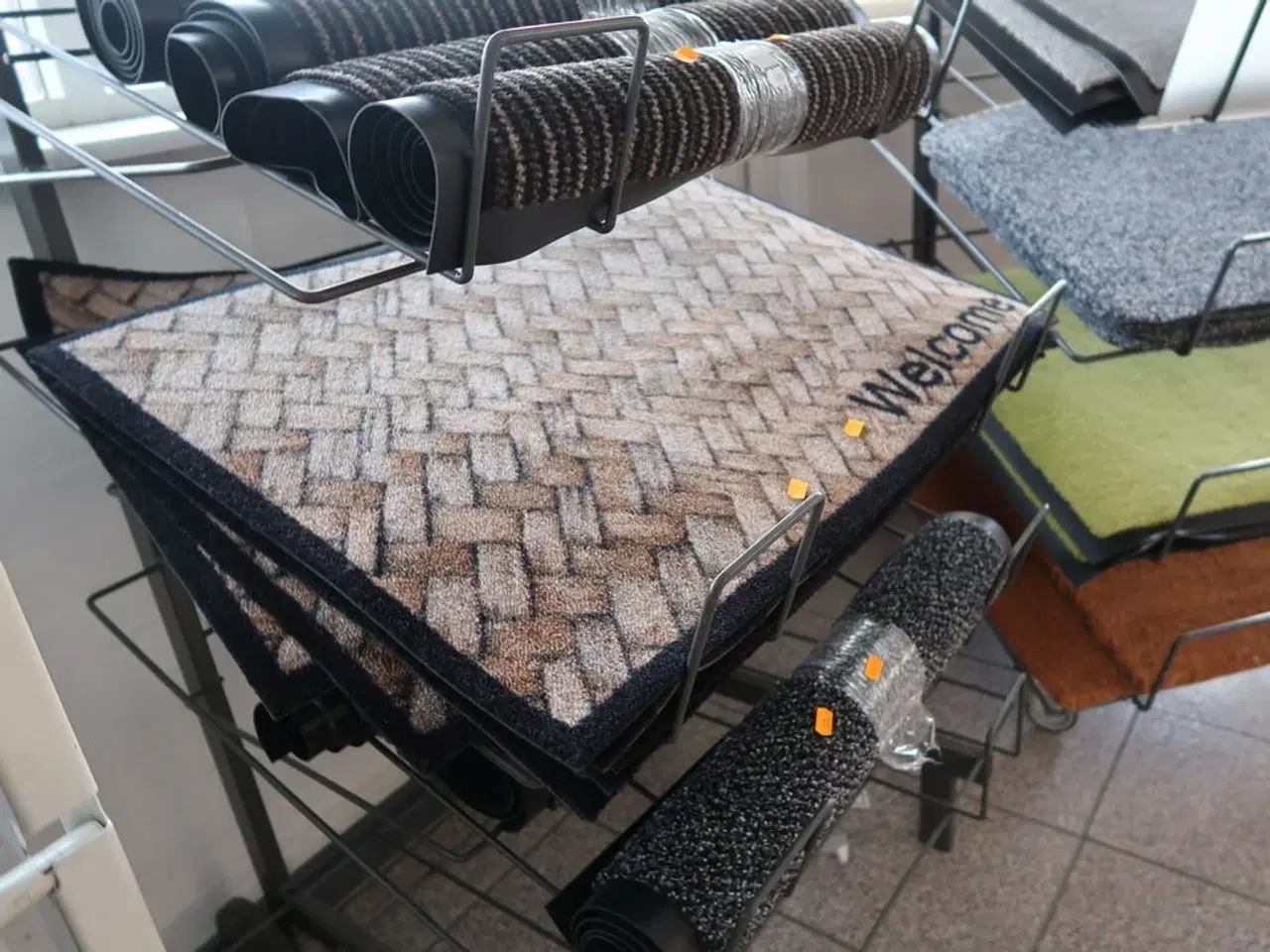 Billede 3 - Hylde med dørmåtter