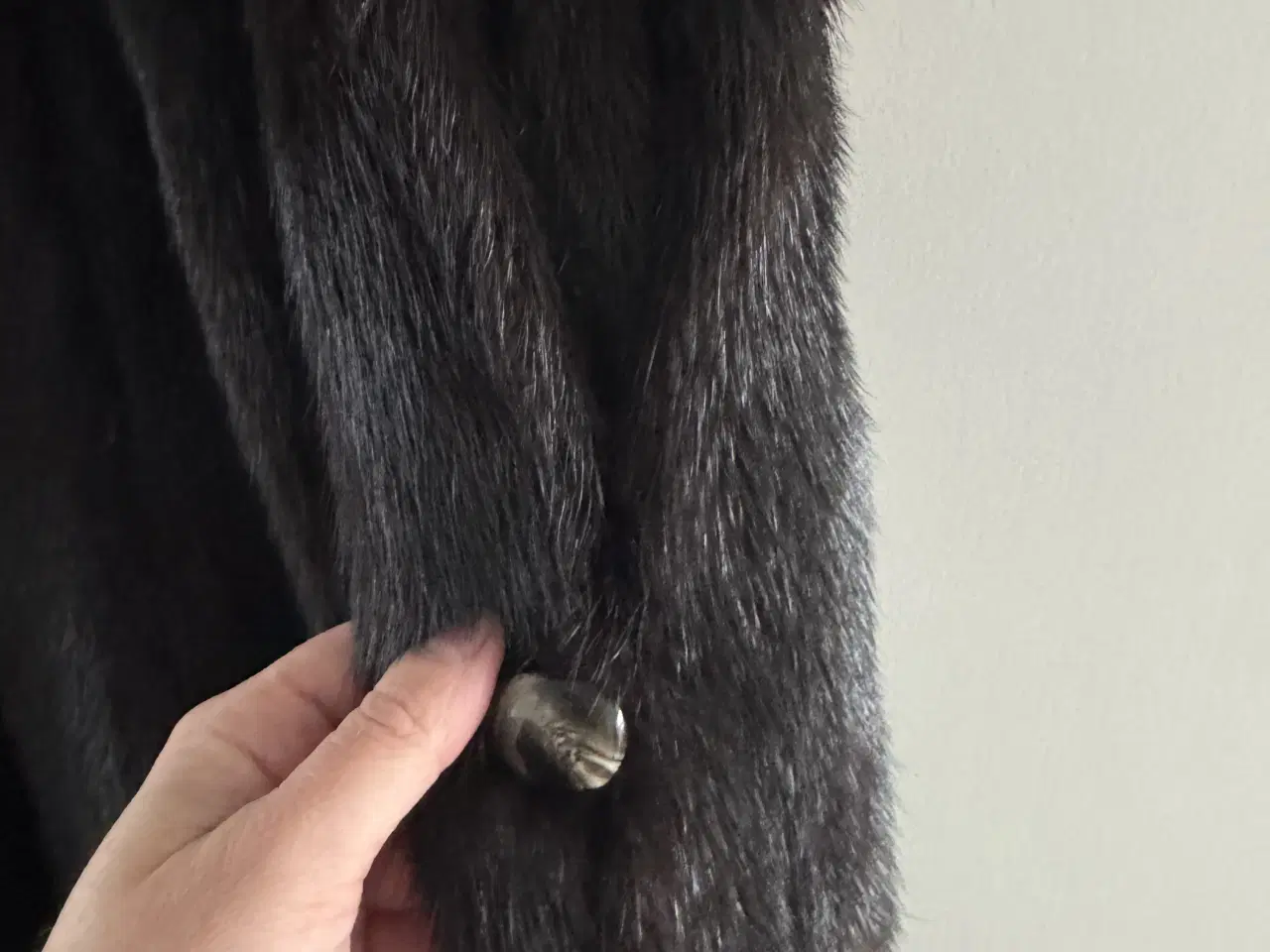 Billede 3 - Sort pels frakke med hue og halsedisse