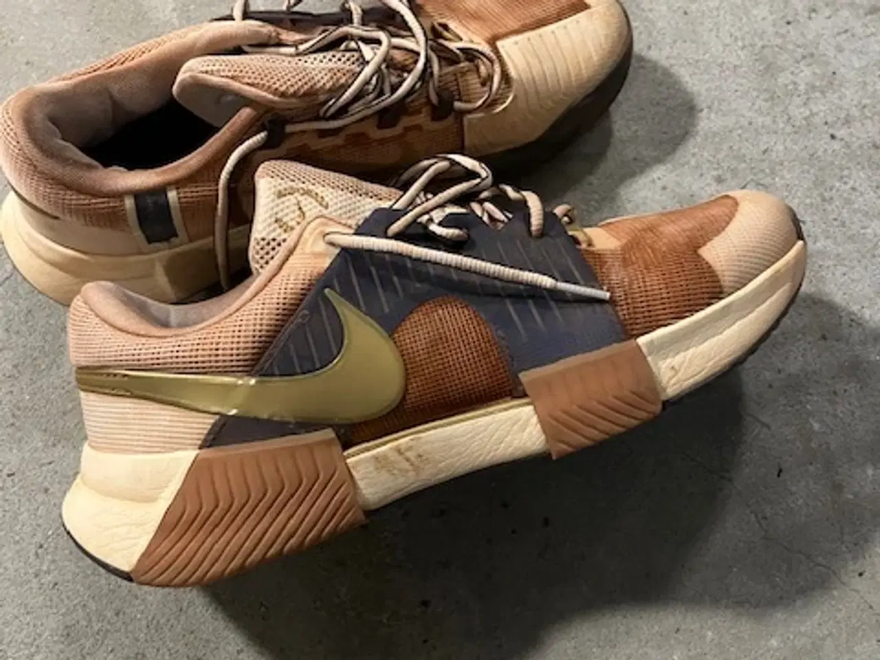 Billede 1 - Tennissko Nike grus / Brugt 2 gange 