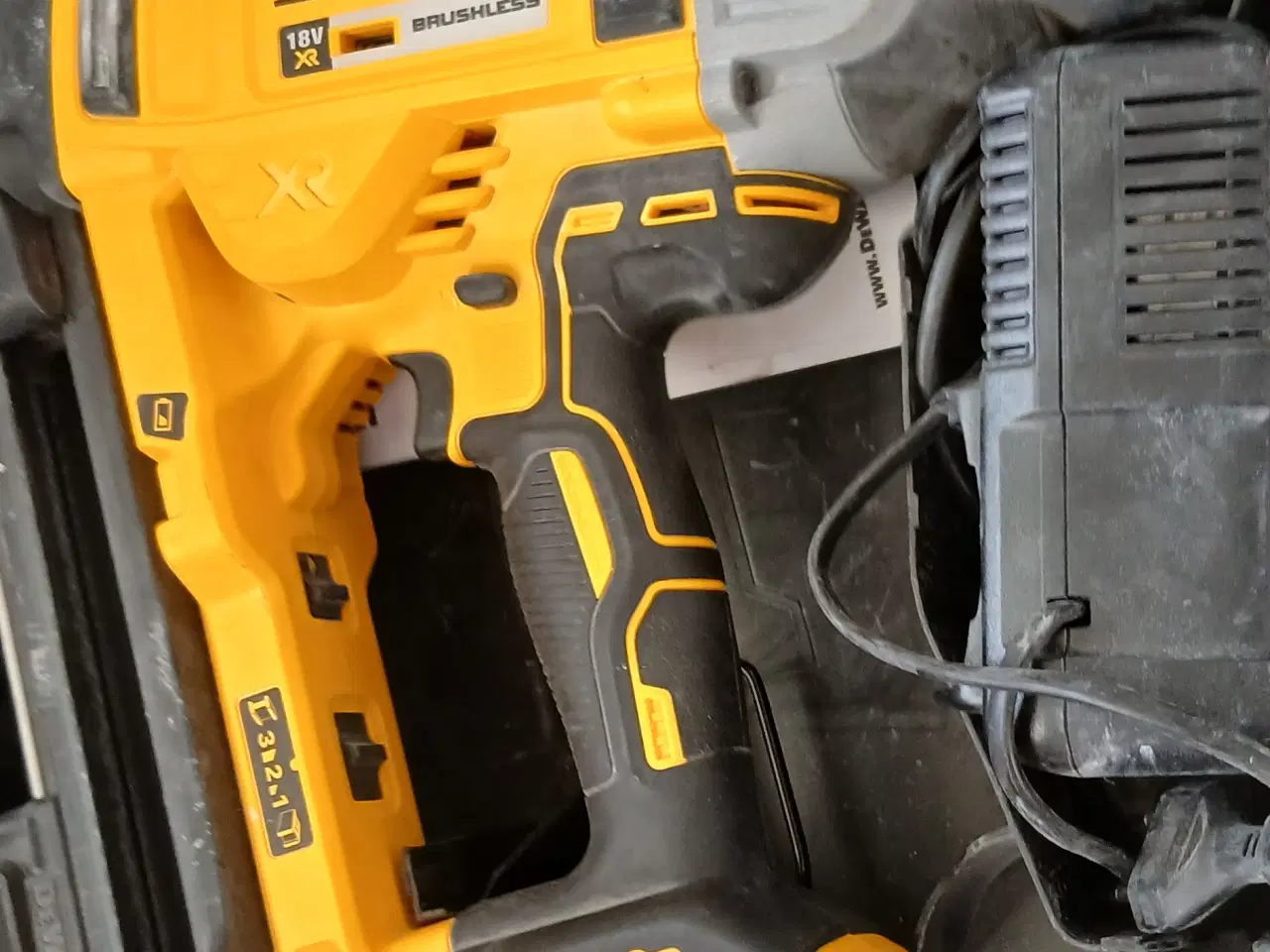 Billede 5 - Dewalt xr sømpistol med søm, 2stk batteri od lader