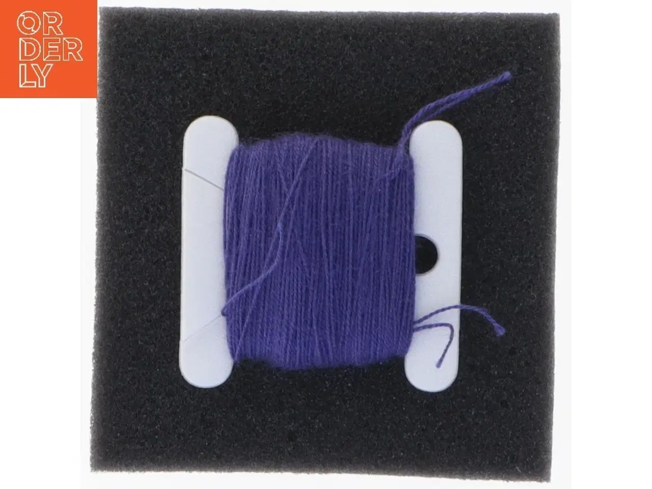 Billede 1 - Broderitråd på plastikspole (str. 4 x 4 cm)