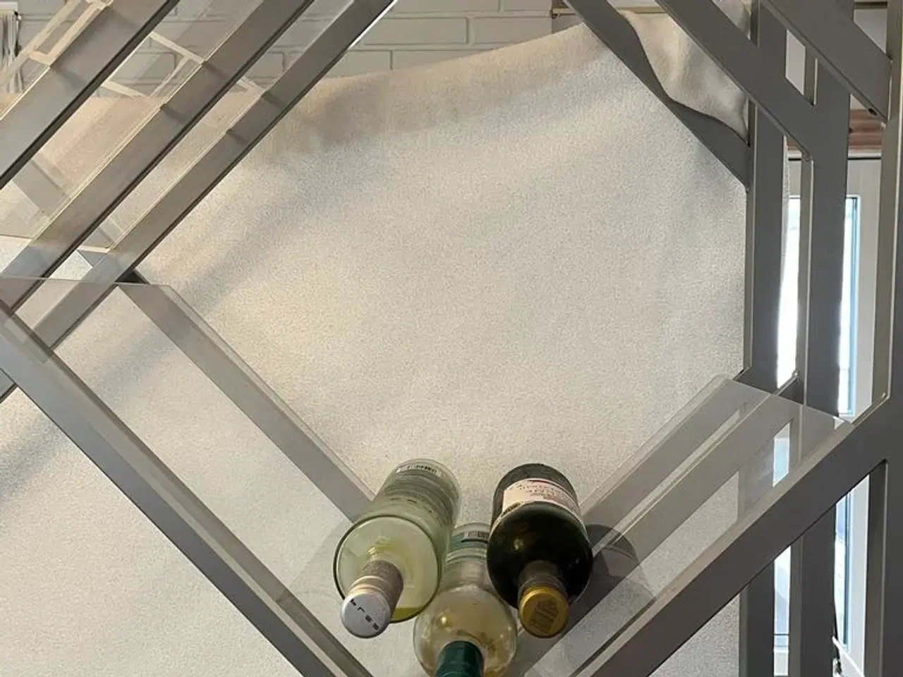 Billede 2 - Vinreol i kraftig pulverlakeret stål med plads til