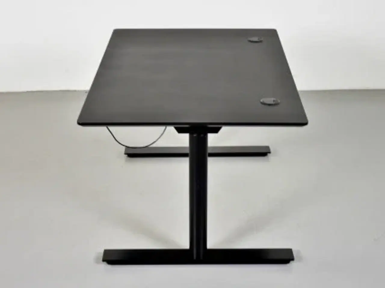Billede 2 - Hæve-/sænkebord med sort linoleum, 120 cm.