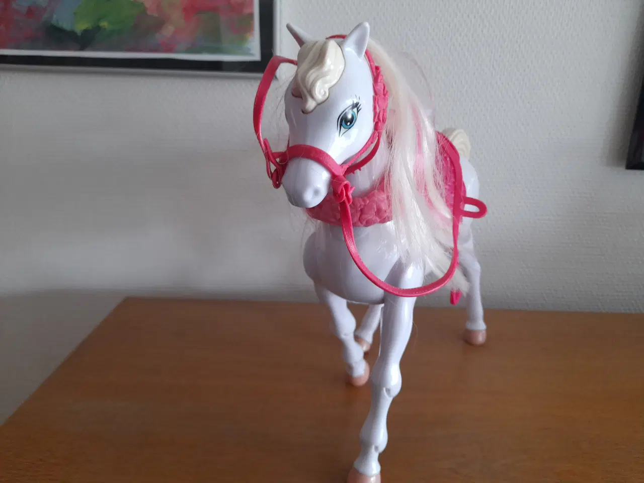 Billede 2 - Hvid Barbie hest med pink hovedtøj mm