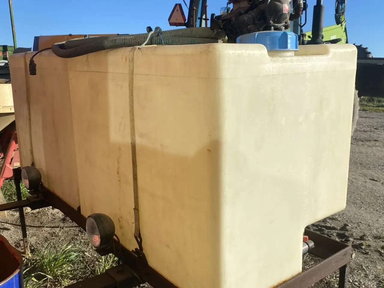 Billede 9 - Becker 12 rækket såmaskine med udstyr til flydende gødning. Fronttank medfølger til prisen.