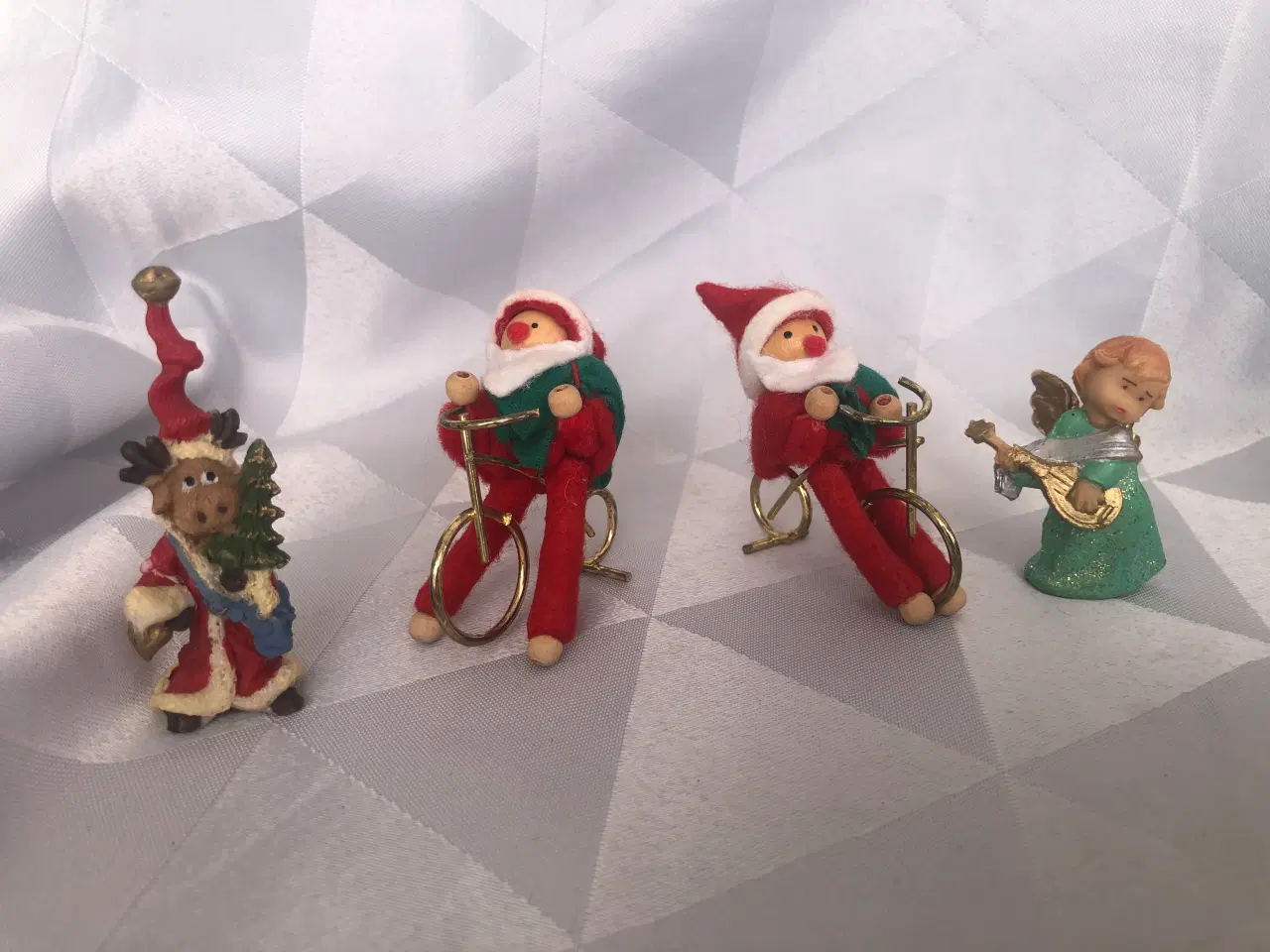 Billede 7 - 4 jule figurer - engel, elg og julemænd på cykel
