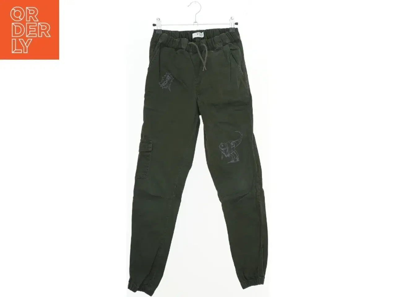 Billede 1 - Grønne børnebukser med dinosaurmotiv fra VRS (str. 152)