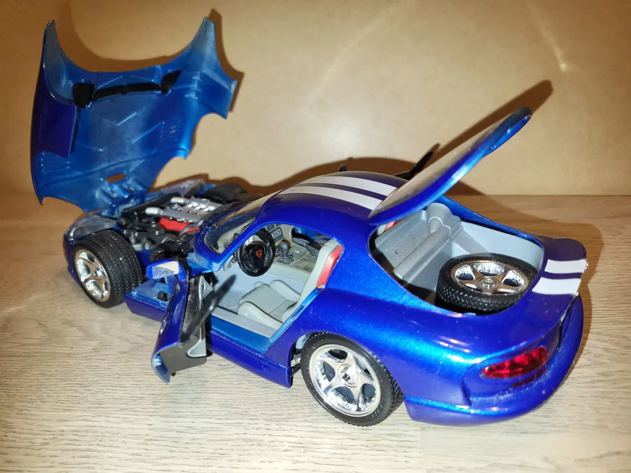 Billede 6 - Modelbil. Viper GTS Coupe Dodge. Skala 1/18.