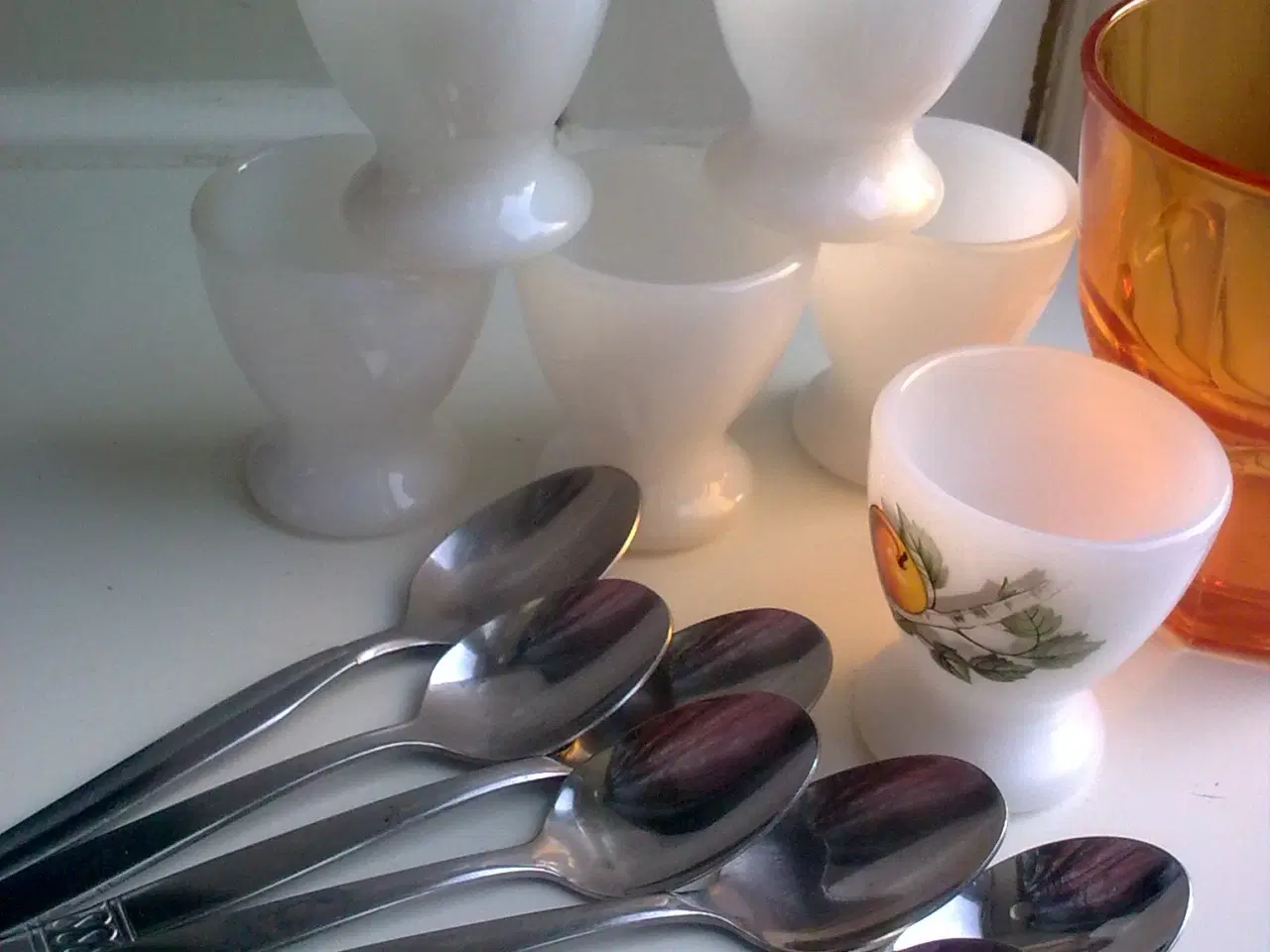 Billede 6 - Opal hvid glas æggebæger x 7 SAMLET m 2 æbler