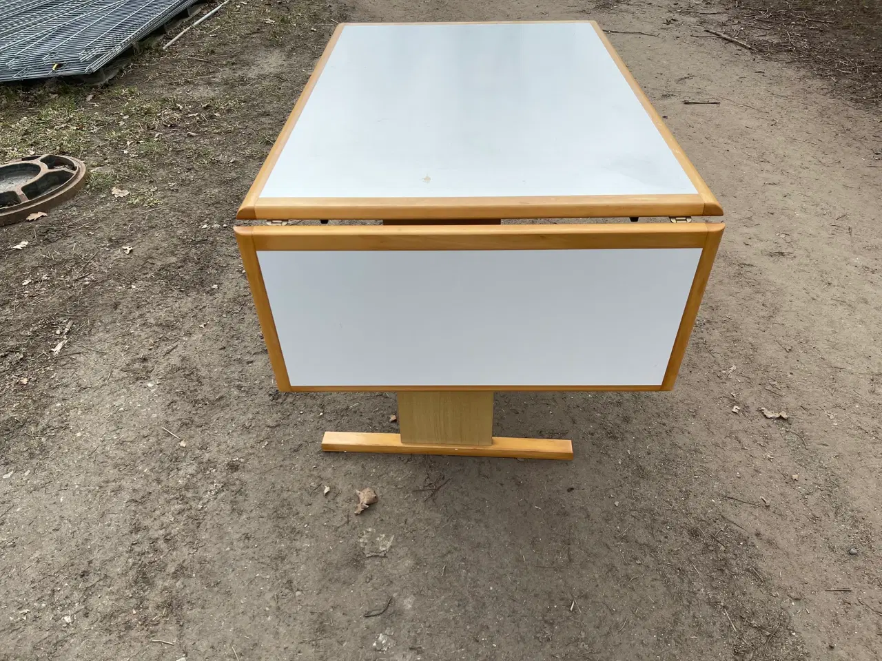 Billede 2 - PÆNT SPISEBORD MED KLAP OG HVID BORDPLADE