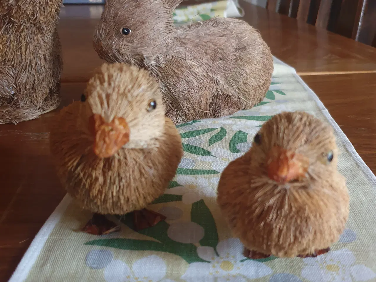 Billede 10 - 3 Påskeharer og 2 ællinger i naturstrå